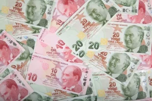 Лучше всего менять валюту в банке или официальных обменниках.