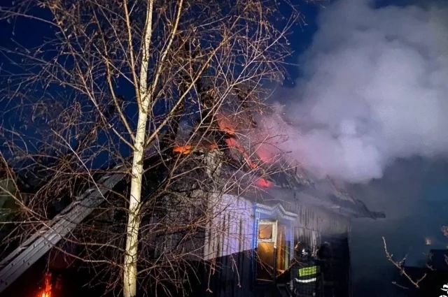 Пока все спали, в доме загорелся дымоход.
