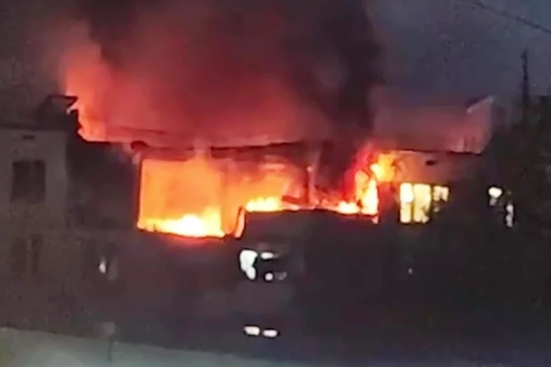 Кадры пожара в многоэтажэке на улице Генерала Тюленева.