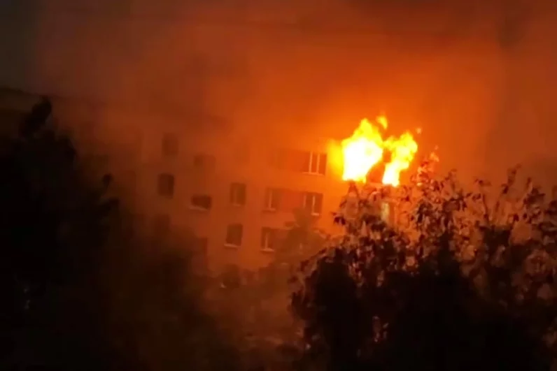 Кадры пожара в многоэтажэке на улице Генерала Тюленева.