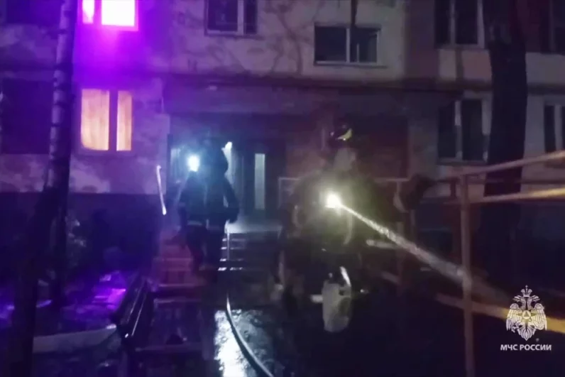 Кадры пожара в многоэтажэке на улице Генерала Тюленева.
