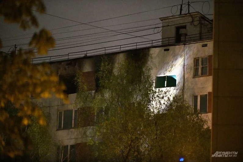 Обстановка на месте пожара в многоэтаэном доме.