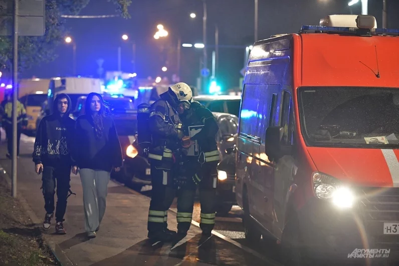 Обстановка на месте пожара в многоэтаэном доме.