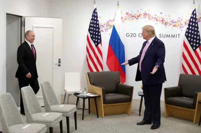 28 июня 2019. Президент РФ Владимир Путин и президент США Дональд Трамп во время встречи на полях саммита «Группы двадцати» в Осаке.