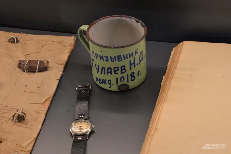 На выставке представлено множество личных вещей участников войны и исторических документов.
