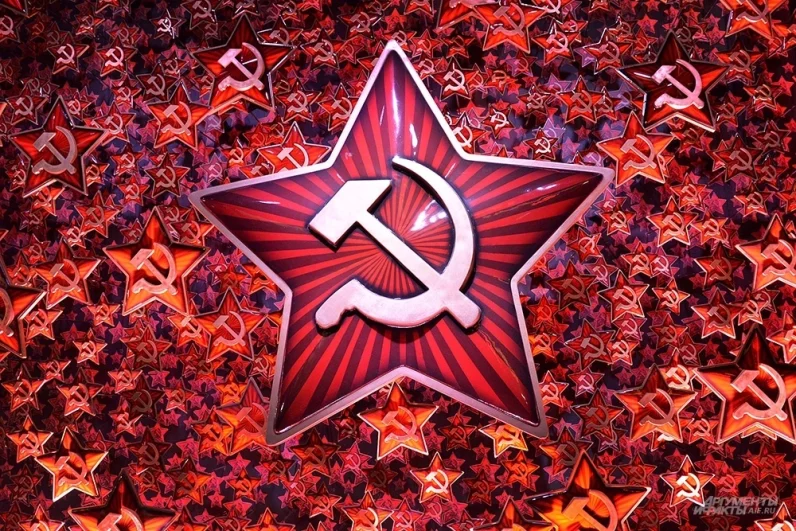 Завершается экскурсия красивой инсталляцией с символикой Советского Союза.