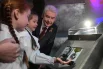Сергей Собянин вместе со школьниками не только осмотрел выставку, но и прочитал описание экспонатов на современных интерактивных экранах.
