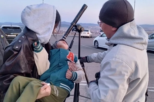 Самых маленьких улан-удэнцэв к телескопам подносили на руках.