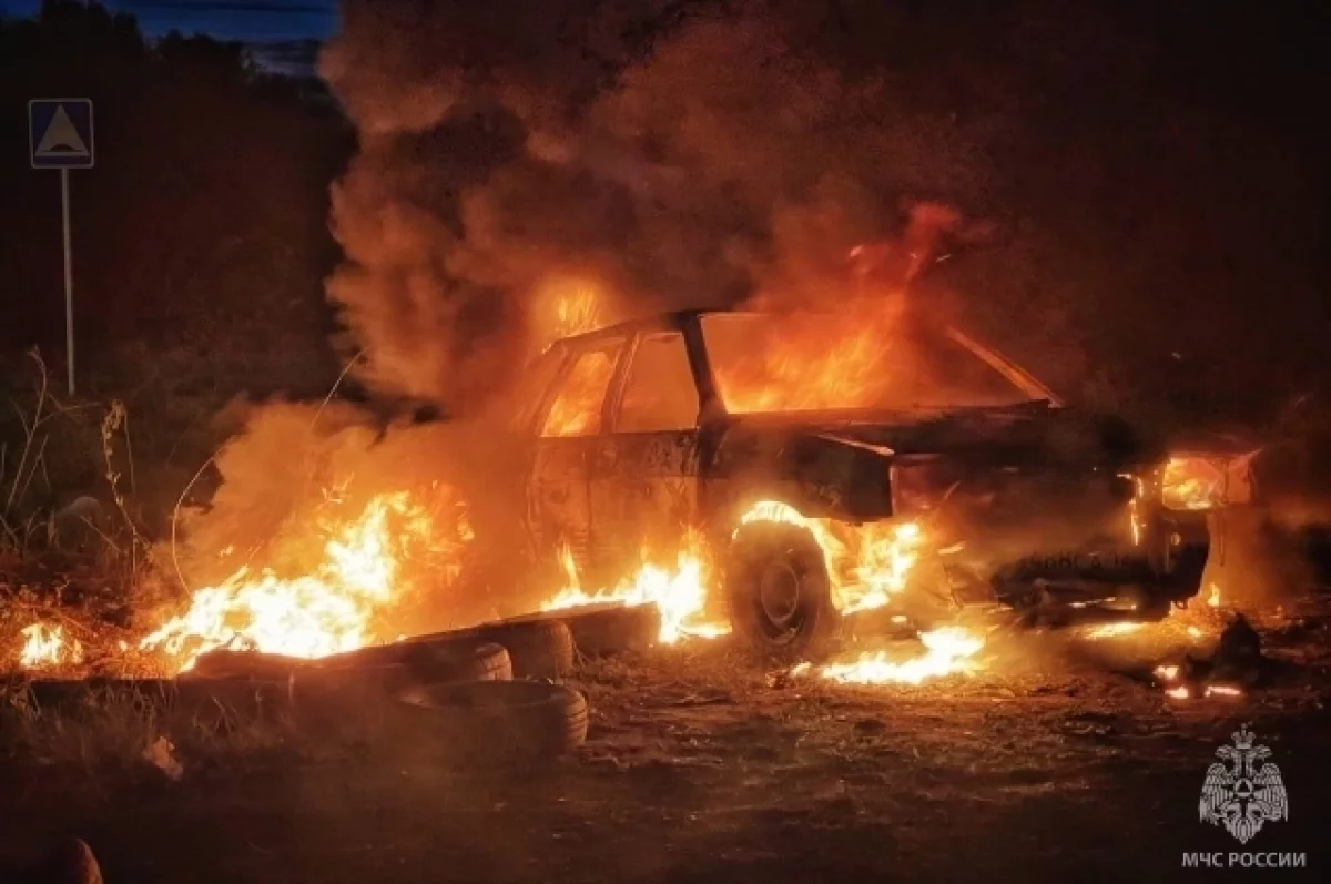 Автомобиль выгорел дотла в одном из посёлков Барнаула