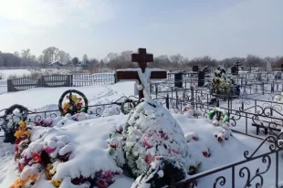 Отравившихся детей в Красной Сопке похоронили в одной могиле.