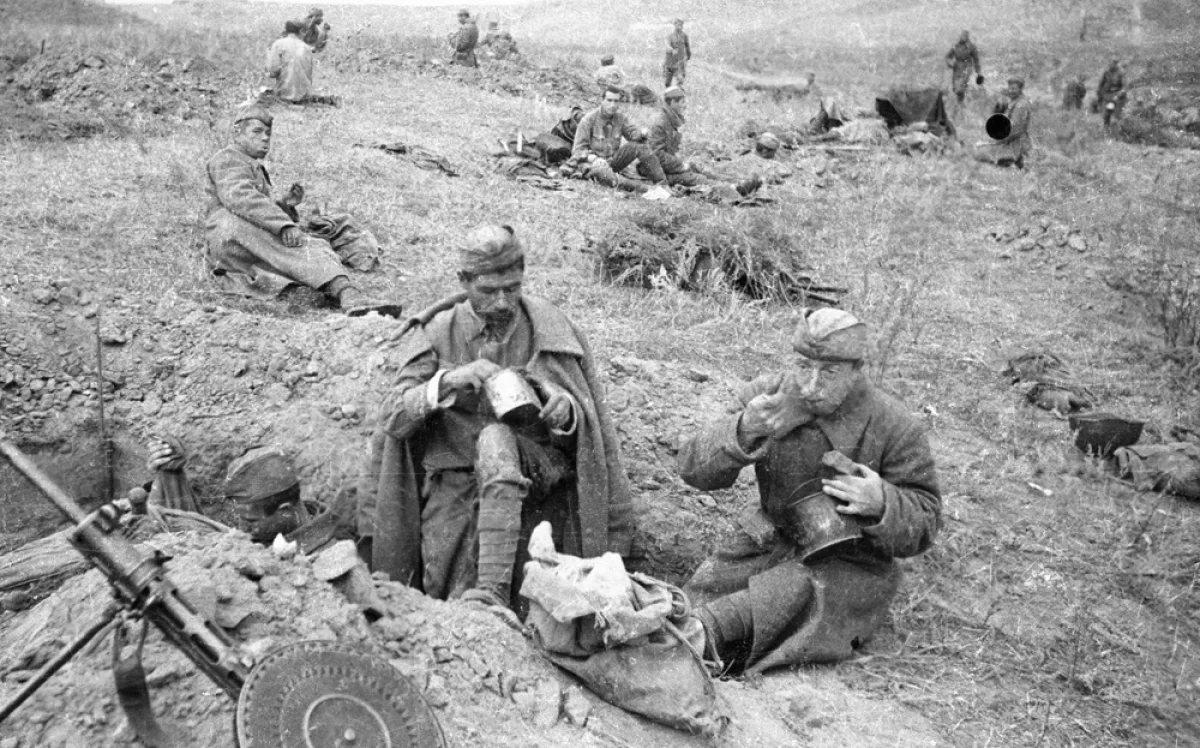 Великая Отечественная война 1941-1945 гг. Обед советских солдат на передовой в перерыве между боями.