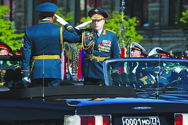 Олег Салюков командует парадом на Красной площади.