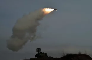Боевая работа российского зенитного ракетного комплекса (ЗРК).