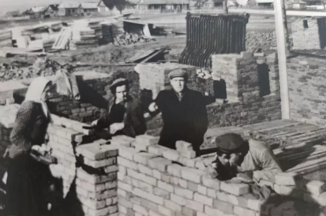 Строители послевоенной жизни, Иосиф Винокур – в центре, 1955 год.