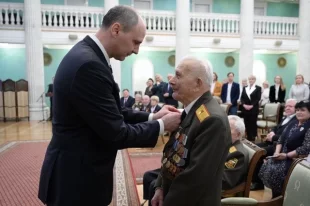 Глава региона вручил знак «Почётный гражданин Свердловской области» восьми фронтовикам.