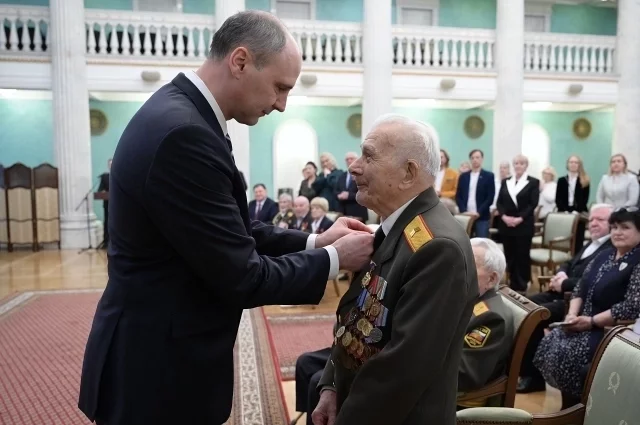 Глава региона вручил знак «Почётный гражданин Свердловской области» восьми фронтовикам.
