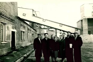 Сотрудники завода в 1960-е годы.