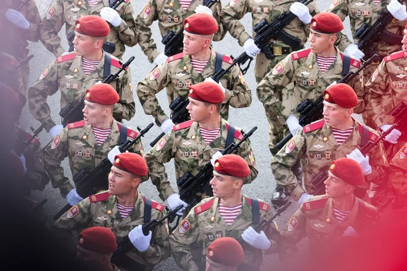 Парадный расчет военнослужащих Отдельной дивизии оперативного назначения имени Ф. Э. Дзержинского Росгвардии.
