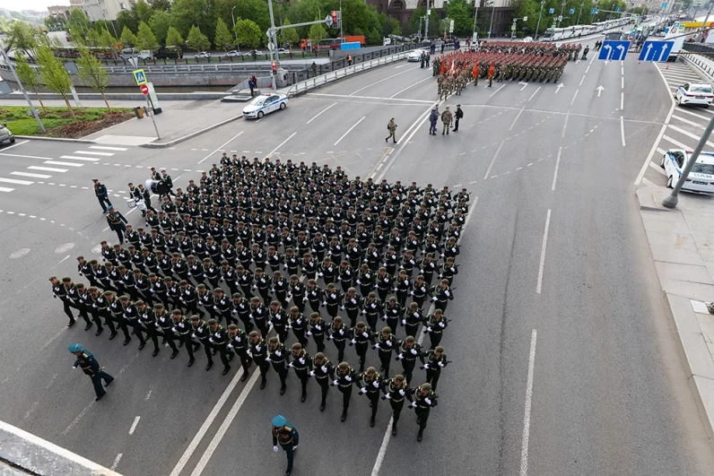 Военнослужащие парадных расчетов перед генеральной репетицией парада.