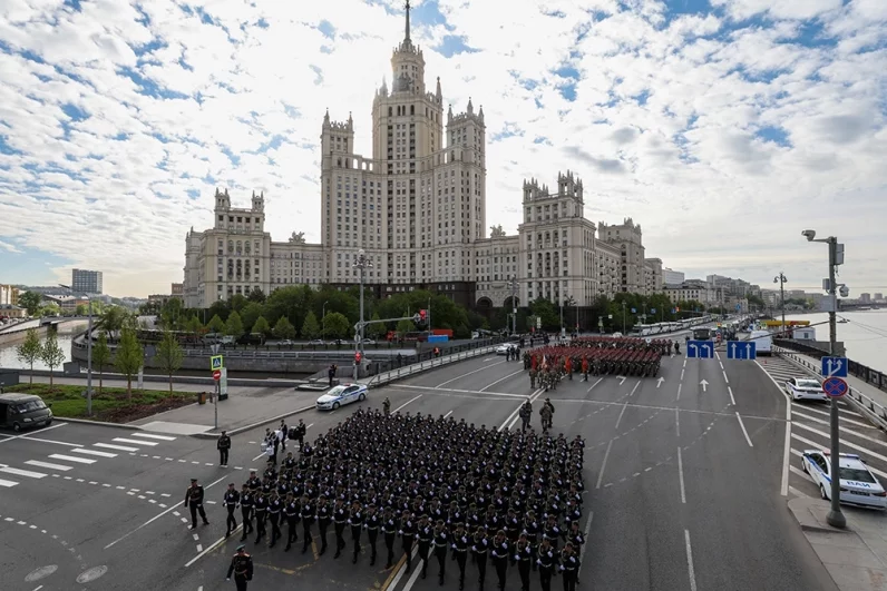 Военнослужащие парадных расчетов перед генеральной репетицией парада.