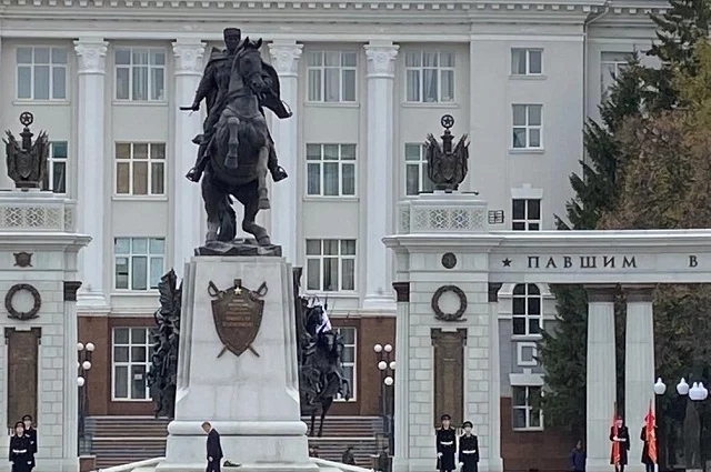 Памятник Минигали Шаймуратову на Советской площади в Уфе.