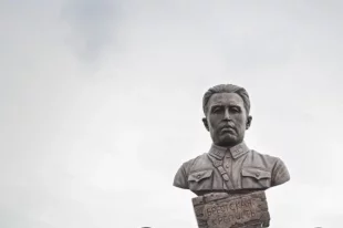 Бюст Героя Советского Союза Петра Гаврилова на его родине в Пестречинском районе Татарстана.