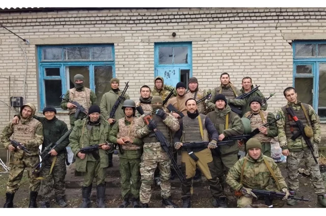 Павел Дубинин (четвёртый справа в нижнем ряду) с боевыми товарищами.