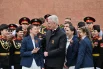 На церемонии возложения цветов Сергея Собянина сопровождали подростки из «Юнармии» и столичные кадеты.