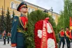 Выносили цветы военнослужащие Преображенского полка.