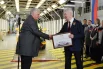 После экскурсии Сергей Собянин вручил президенту Кубы сертификат на 10 автомобилей «Москвич 6»