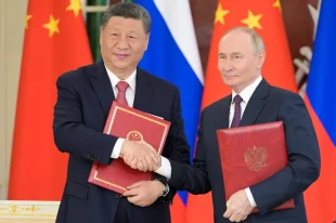 Президент РФ Владимир Путин и председатель КНР Си Цзиньпин (слева) на церемонии обмена документами по итогам российско-китайских переговоров.
