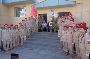 Кадеты промаршировали в знак уважения героя ВОВ.