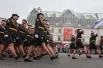 В парадном расчете идут и мужчины, и женщины.