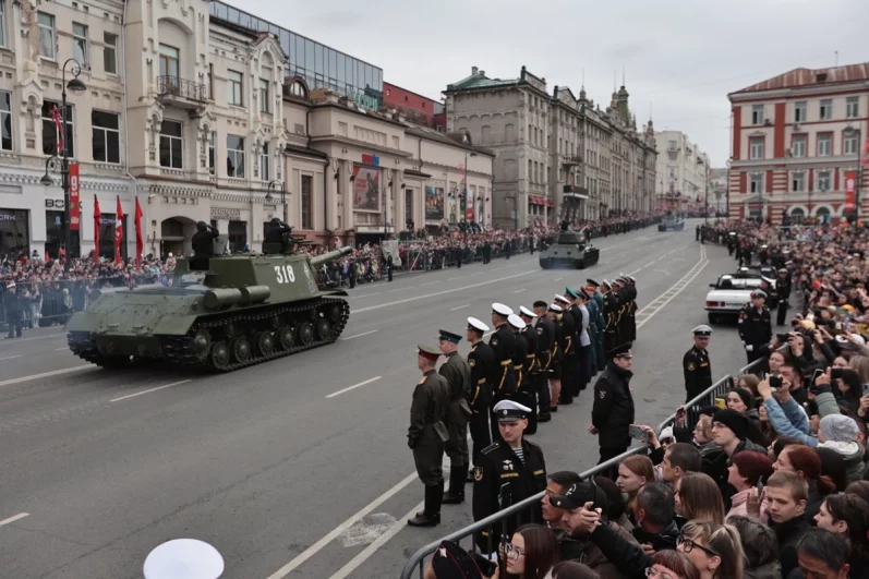 Среди них были военнослужащие Тихоокеанского флота, пограничники, сотрудники регионального управления ФСИН, курсанты вузов, юнармейцы и воспитанники патриотических клубов.