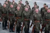 Первыми на площадь ступили военнослужащие в исторической форме.