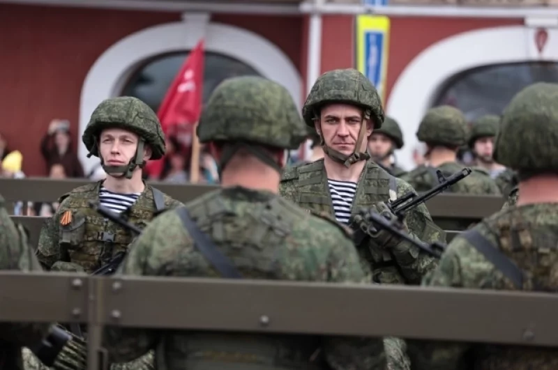 Многие участники парада парада награждены орденами и медалями за героизм, проявленный в рамках спецоперации., 