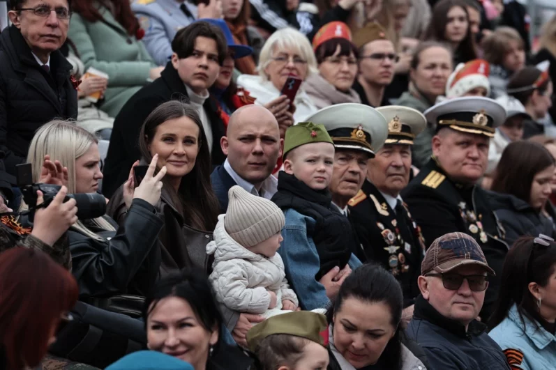 Минутой молчания собравшиеся почтили память героев.
