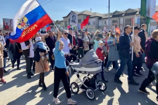 Жители окружного центра начали движение по центральной улице.