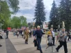 Участники прошли с портретами родственников, участвовавшими в войне.