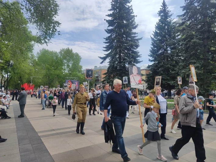 Участники прошли с портретами родственников, участвовавшими в войне.
