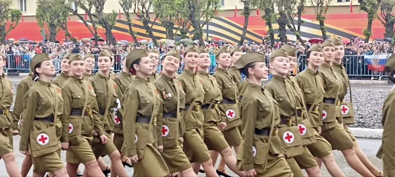 Девушки на параде.