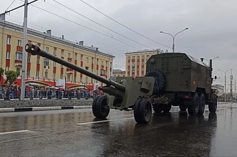 Военная техника прошла по проспекту Красноярский рабочий.