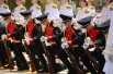 В Иркутске прошло красочное шествием военных подразделений Министерства обороны и силовых структур по центральной площади города.