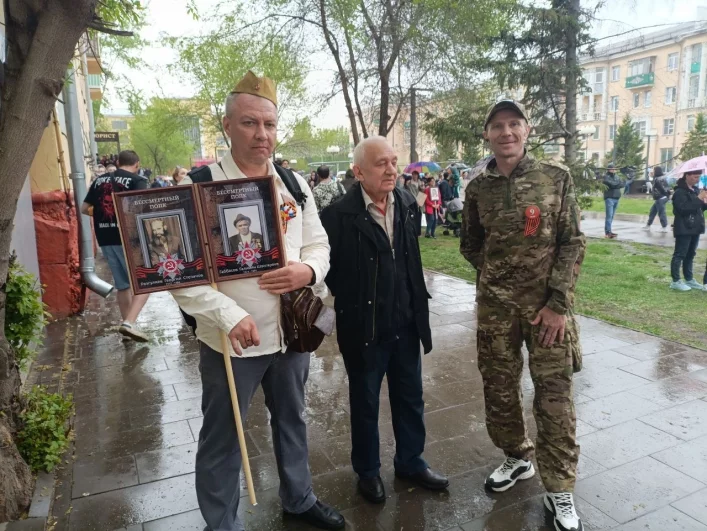 Бессмертный полк впервые за последние годы проходит очно.