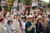 Жители прошли в составе колонны с портретами своих родственников.