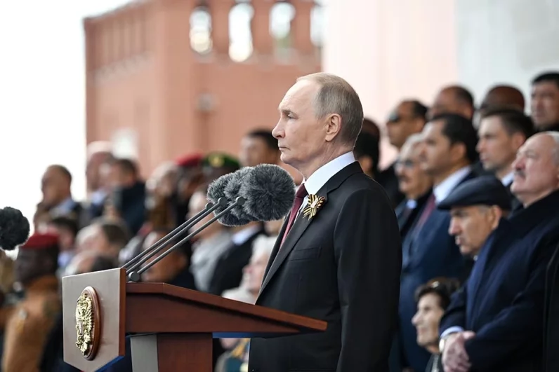 Президент РФ Владимир Путин выступает на Красной площади в Москве на военном параде, посвященном 80-летию Победы.