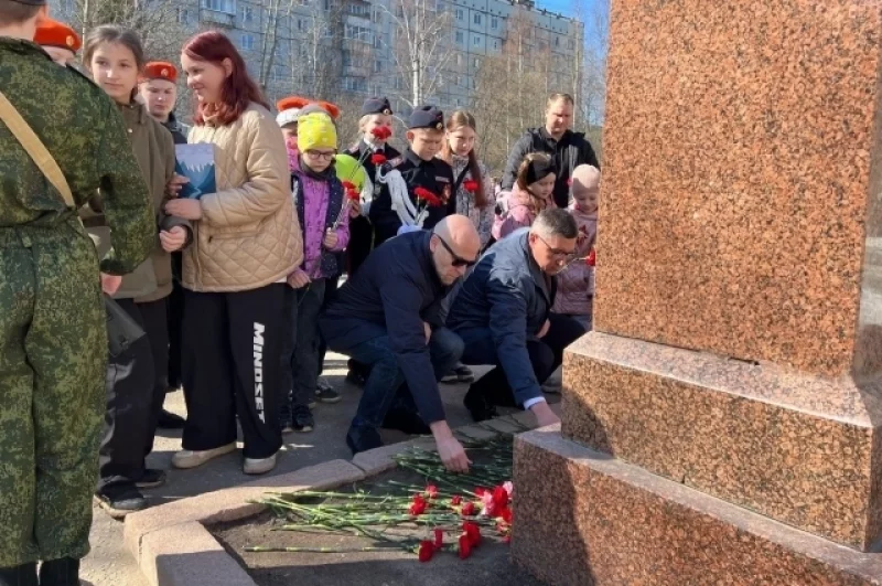 Возложение цветов к памятникам героям ВОВ - традиционная часть торжества.