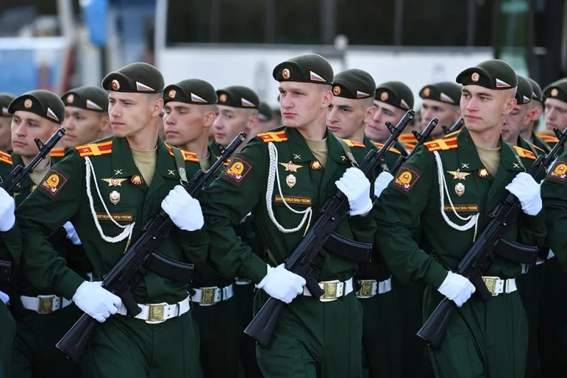 Парадные расчеты на Красной площади в Москве на военном параде, посвященном 80-летию Победы в Великой Отечественной войне.
