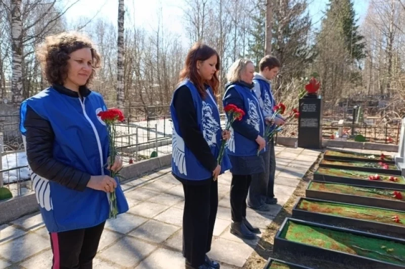 На городском кладбище Сыктывкара возложили цвты к воинским захоронениям. 