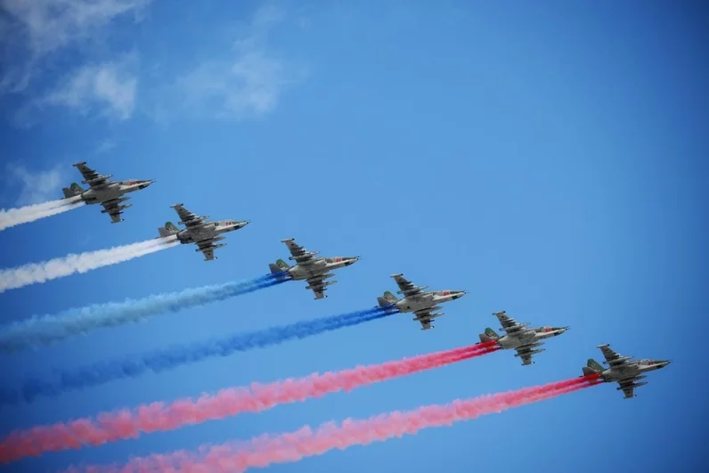 Штурмовики Су-25 на военном параде на Красной площади в Москве, посвященном 80-летию Победы в Великой Отечественной войне.